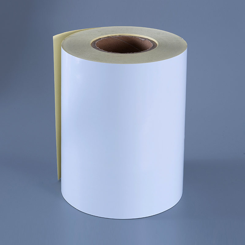 Samolepiaci štítok s lesklým bielym polyesterovým filmom 50 mic s odnímateľným lepidlom odolným voči alkoholu a vysokým teplotám