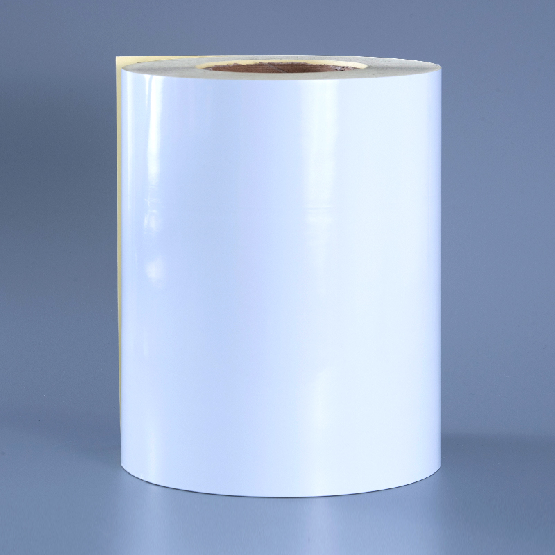50 mic lesklý biely polyesterový PET film samolepiaci štítok s rozpúšťadlovým akrylovým lepidlom Jumbo kotúč pre digitálnu tlač
