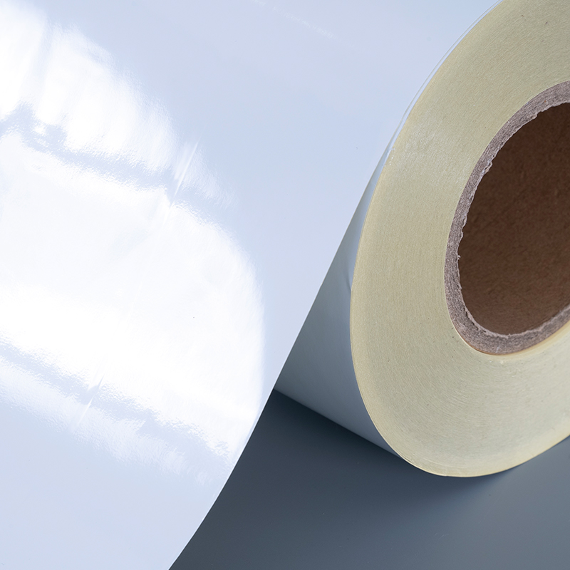 Samolepiaci štítok s lesklým bielym polyesterovým filmom 50 mic s odnímateľným lepidlom odolným voči alkoholu a vysokým teplotám