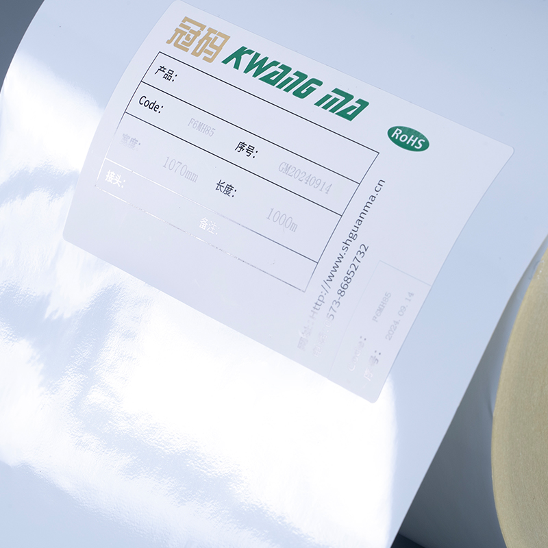 50 mic lesklý biely polyesterový PET film samolepiaci štítok s rozpúšťadlovým akrylovým lepidlom Jumbo kotúč pre digitálnu tlač