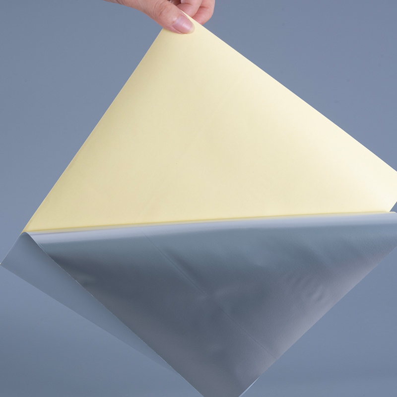 50 mic lesklý biely polyesterový PET film samolepiaci štítok s rozpúšťadlovým akrylovým lepidlom Jumbo kotúč pre digitálnu tlač