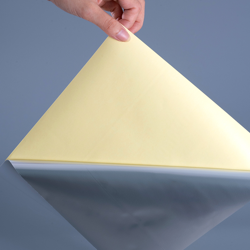 50 mic lesklý biely polyesterový PET film samolepiaci štítok s rozpúšťadlovým akrylovým lepidlom Jumbo kotúč pre digitálnu tlač