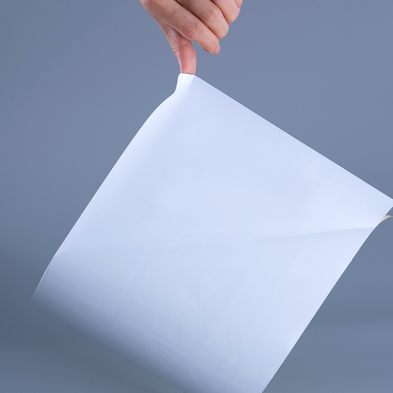 25 mic lesklý PET vinylový materiál štítkov s akrylovým lepidlom Jumbo kotúčom pre atramentovú tlač