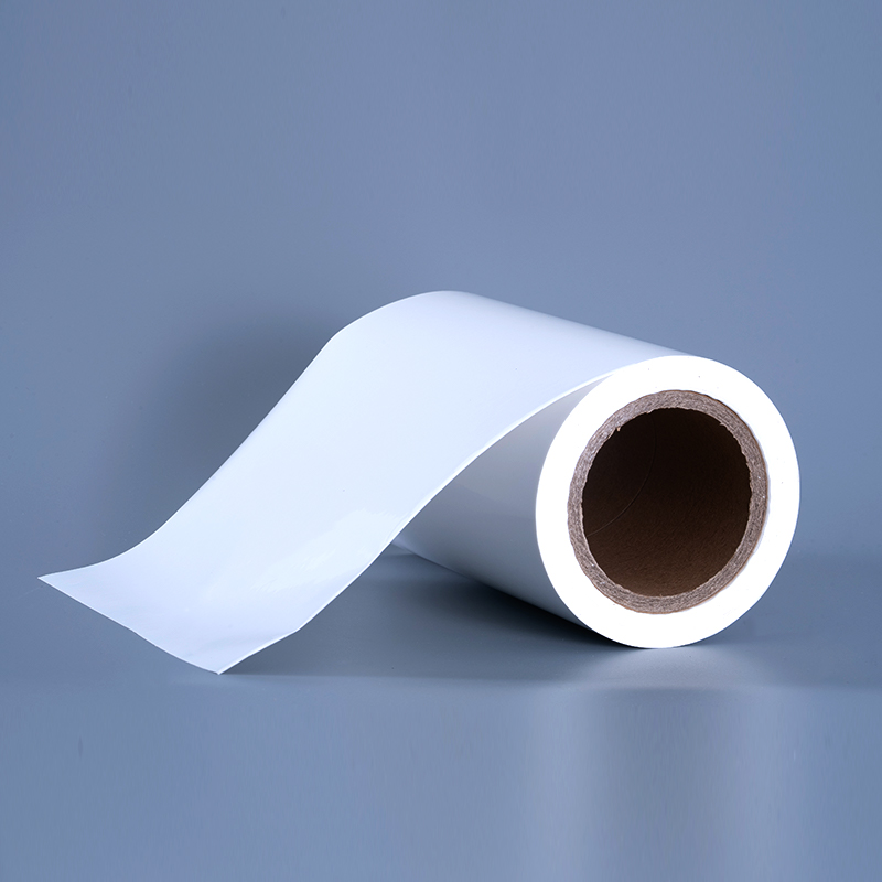 25 mic lesklý PET vinylový materiál štítkov s akrylovým lepidlom Jumbo kotúčom pre atramentovú tlač