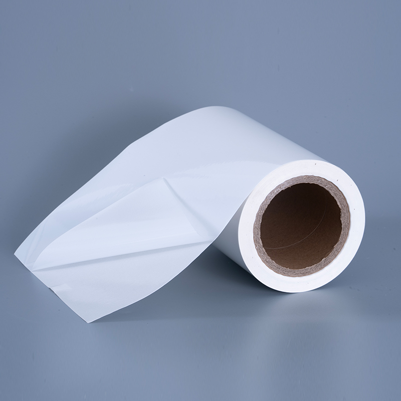 25 mic lesklý PET vinylový materiál štítkov s akrylovým lepidlom Jumbo kotúčom pre atramentovú tlač