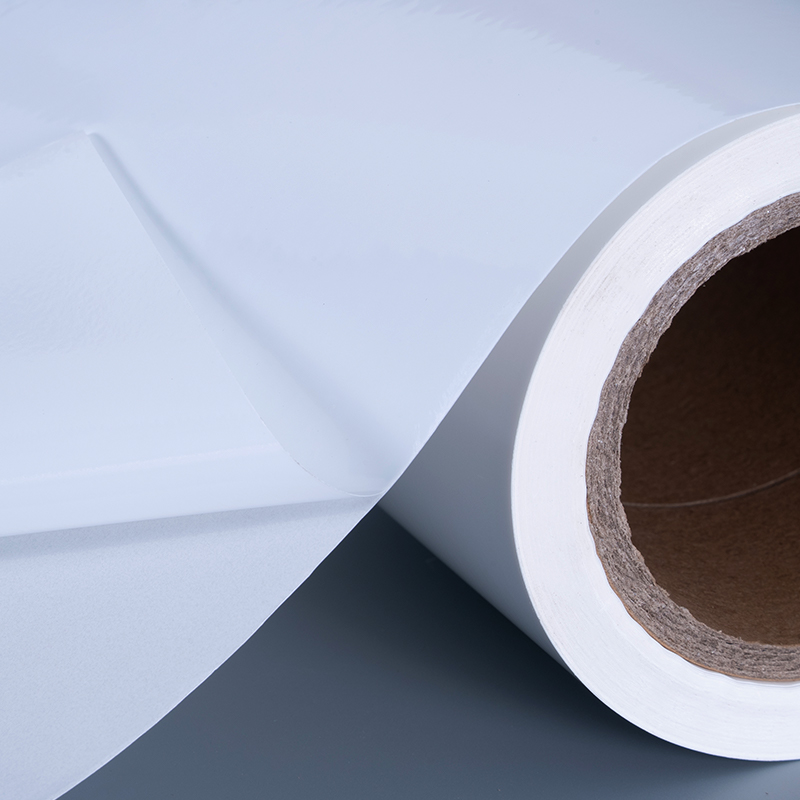 25 mic lesklý PET vinylový materiál štítkov s akrylovým lepidlom Jumbo kotúčom pre atramentovú tlač