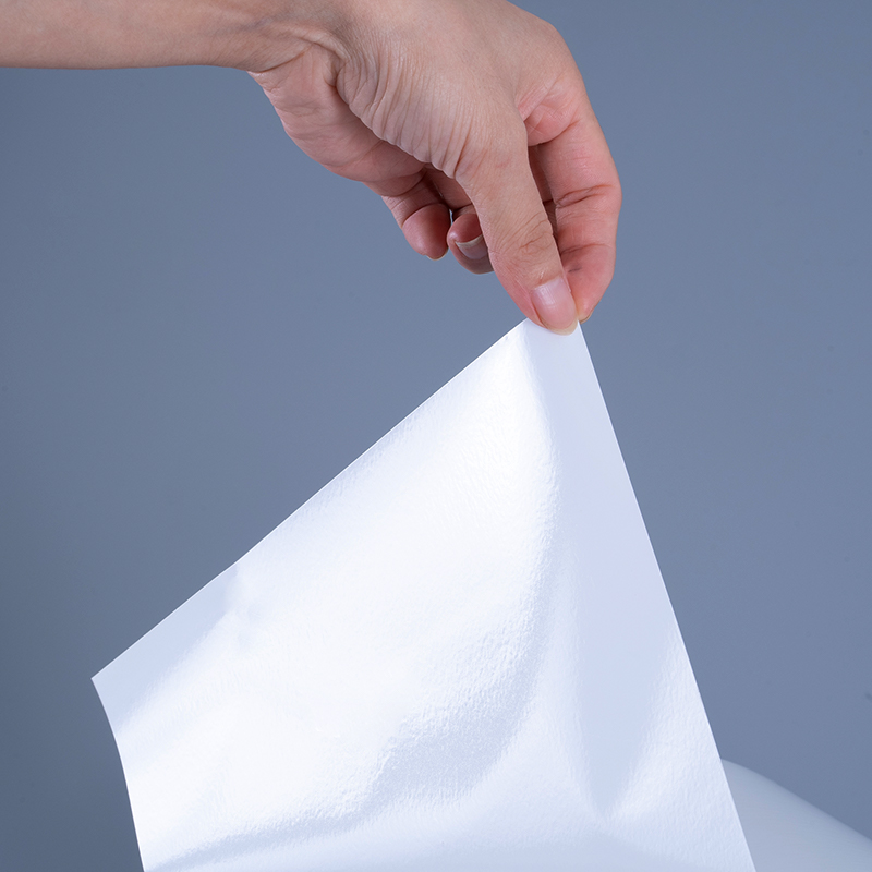 25 mic lesklý PET vinylový materiál štítkov s akrylovým lepidlom Jumbo kotúčom pre atramentovú tlač