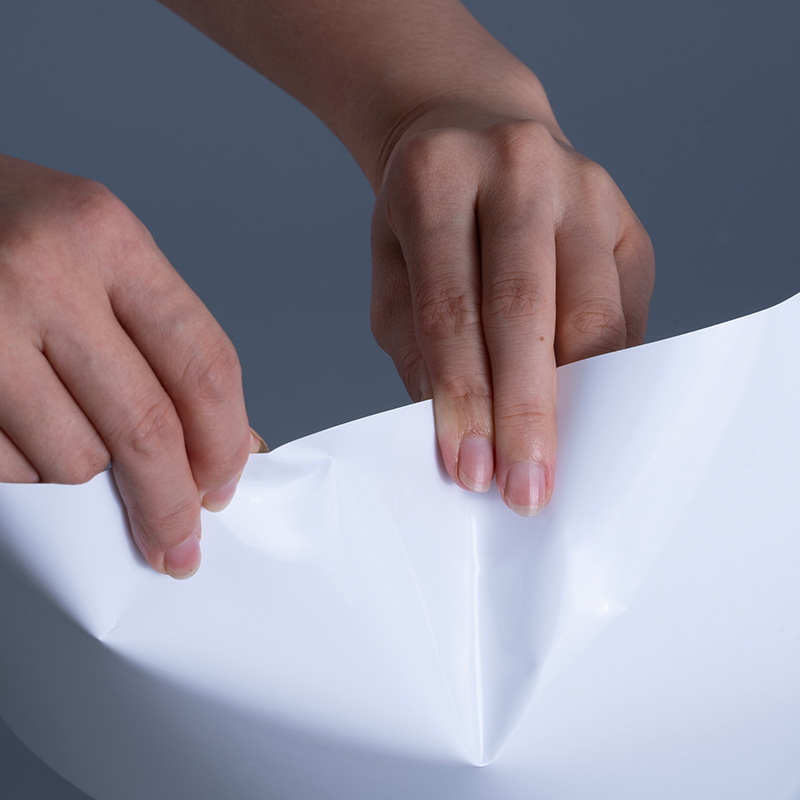 25 mic lesklý PET vinylový materiál štítkov s akrylovým lepidlom Jumbo kotúčom pre atramentovú tlač