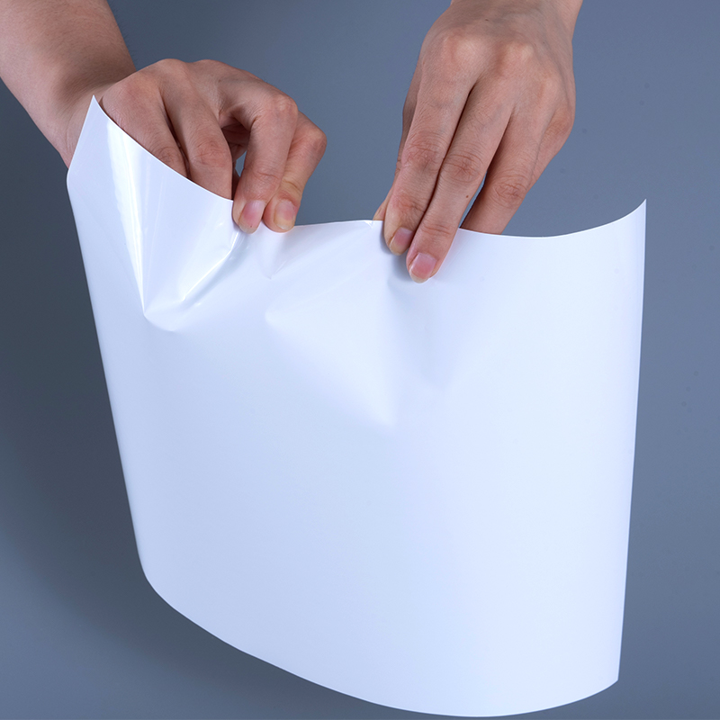 25 mic lesklý PET vinylový materiál štítkov s akrylovým lepidlom Jumbo kotúčom pre atramentovú tlač