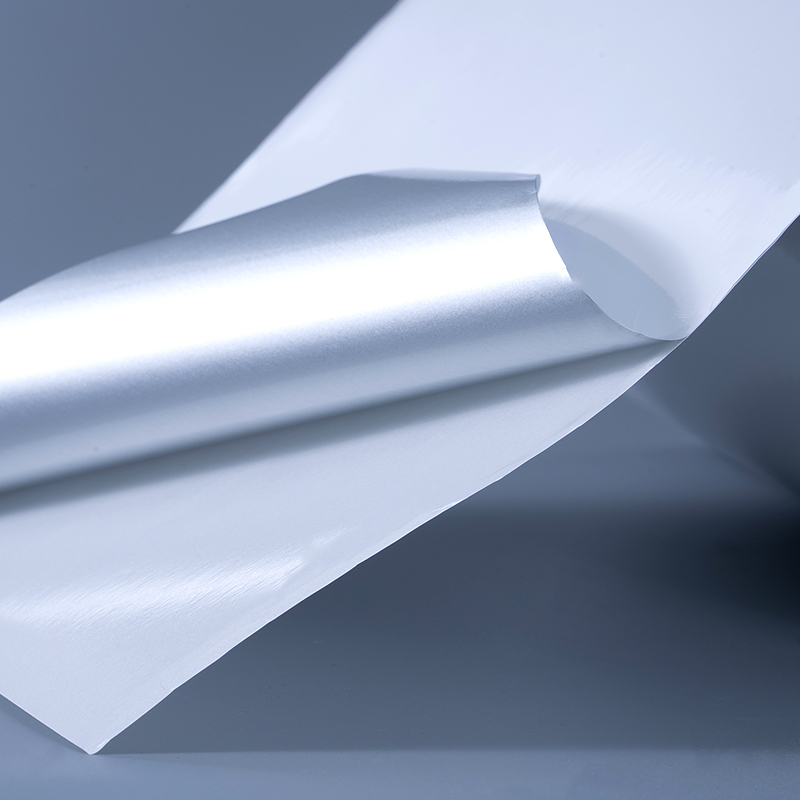 Samolepiaci štítok z lesklého bieleho hliníkového polyesterového filmu 25 mic s akrylovým lepidlom na vodnej báze pre atramentovú tlač