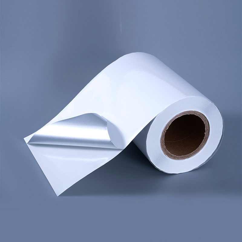 Samolepiaci štítok z lesklého bieleho hliníkového polyesterového filmu 25 mic s akrylovým lepidlom na vodnej báze pre atramentovú tlač