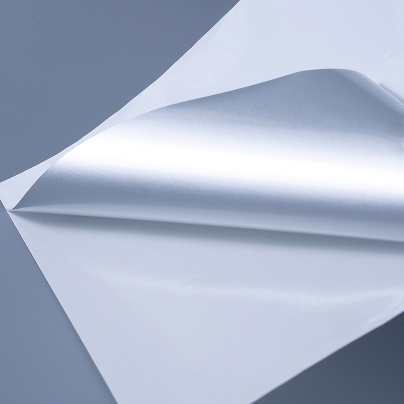 Samolepiaci štítok z lesklého bieleho hliníkového polyesterového filmu 25 mic s akrylovým lepidlom na vodnej báze pre atramentovú tlač