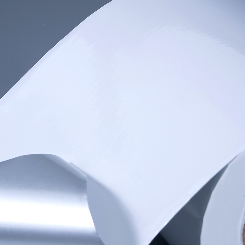 Samolepiaci štítok z lesklého bieleho hliníkového polyesterového filmu 25 mic s akrylovým lepidlom na vodnej báze pre atramentovú tlač