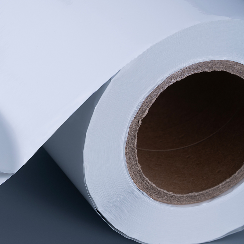 Samolepiaci štítok z lesklého bieleho hliníkového polyesterového filmu 25 mic s akrylovým lepidlom na vodnej báze pre atramentovú tlač