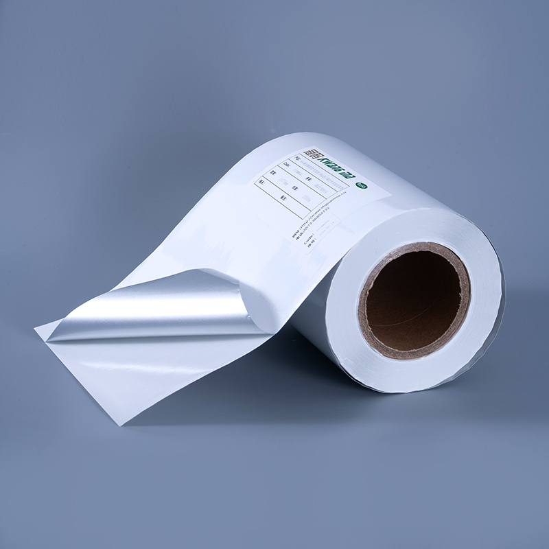 Samolepiaci štítok z lesklého bieleho hliníkového polyesterového filmu 25 mic s akrylovým lepidlom na vodnej báze pre atramentovú tlač