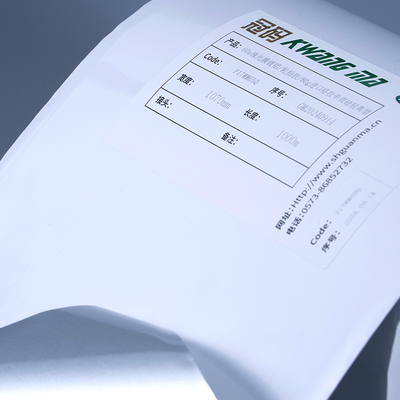 Samolepiaci štítok z lesklého bieleho hliníkového polyesterového filmu 25 mic s akrylovým lepidlom na vodnej báze pre atramentovú tlač