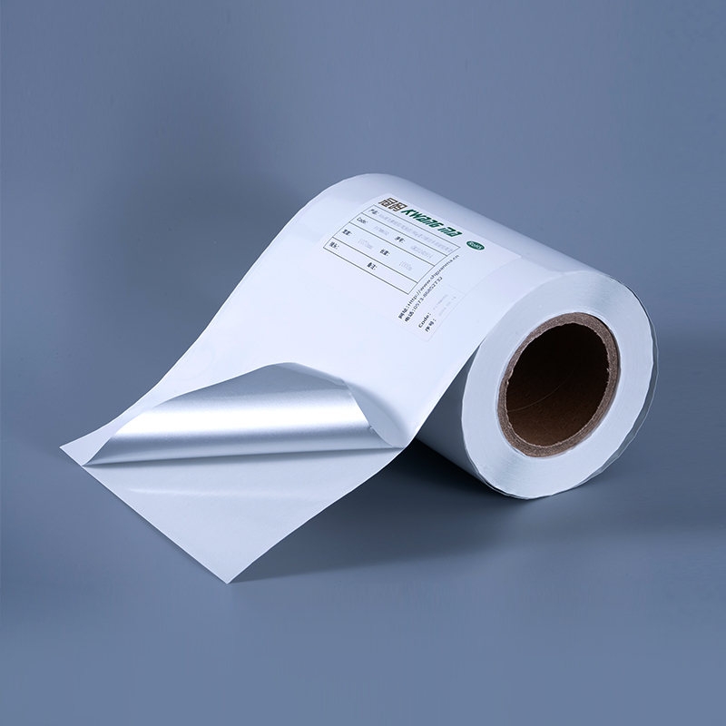 Samolepiaci štítok z lesklého bieleho hliníkového polyesterového filmu 25 mic s akrylovým lepidlom na vodnej báze pre atramentovú tlač