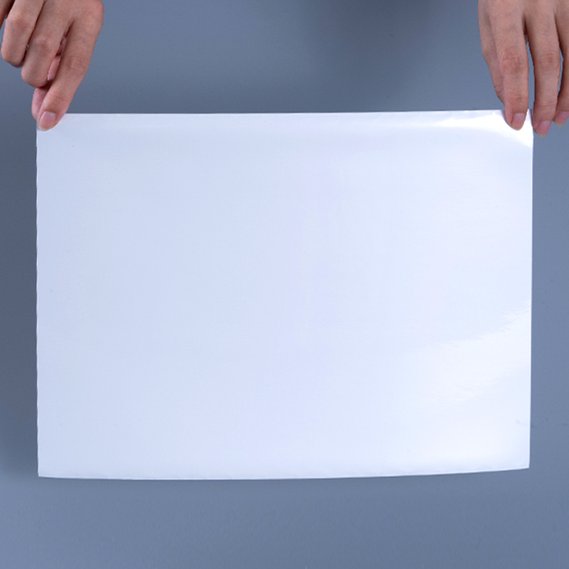 Samolepiaci štítok z lesklého bieleho hliníkového polyesterového filmu 25 mic s akrylovým lepidlom na vodnej báze pre atramentovú tlač