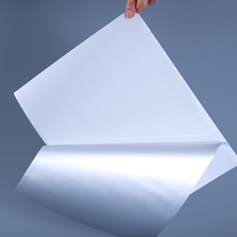 Samolepiaci štítok z lesklého bieleho hliníkového polyesterového filmu 25 mic s akrylovým lepidlom na vodnej báze pre atramentovú tlač