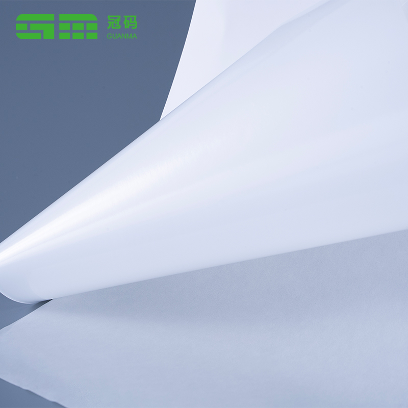 Rolka so štítkami zo syntetického papiera 75 mic z mrazeného PP s lepidlom Frozen